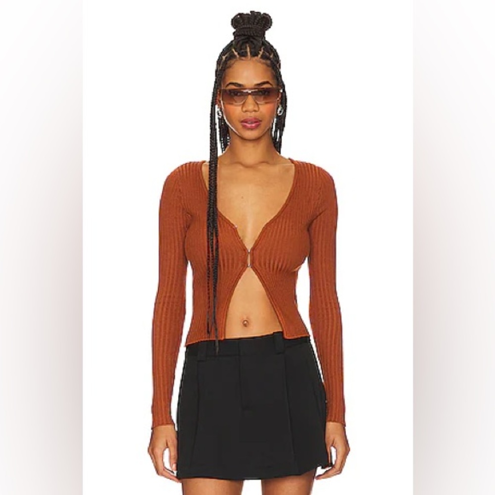 Sierra Knit Top in Brown
SUPERDOWN
Color: Brown